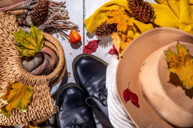 Sonbahar ve kış mevsimi için hazırlık, sonbahar rahat giysileri ve dekor arka planı, ahşap masa görünümü kopya alanı