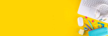 Okula geri dönmek, online eğitim yüksek renkli parlak sarı arka plan. Okul eğitim gereçleri, kulaklıklar, kalem kutusu ve aksesuarlı beyaz dizüstü bilgisayar düz görünüm fotokopi alanı