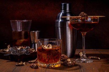 Modaya uygun sert alkol mantarı kokteyli, alkolsüz mantar çeşitli kokteyl bardaklarına doldurulmuş içecekler, siyah ahşap arka plan fotokopisinde bar aletleri.