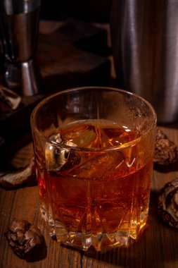 Modaya uygun sert alkol mantarı kokteyli, alkolsüz mantar çeşitli kokteyl bardaklarına doldurulmuş içecekler, siyah ahşap arka plan fotokopisinde bar aletleri.