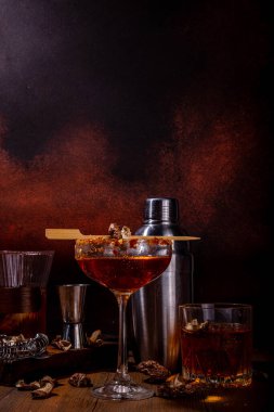 Modaya uygun sert alkol mantarı kokteyli, alkolsüz mantar çeşitli kokteyl bardaklarına doldurulmuş içecekler, siyah ahşap arka plan fotokopisinde bar aletleri.