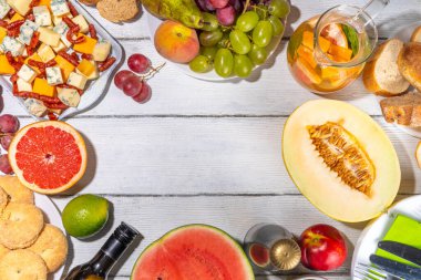 Buon Ferragosto (İtalyanca mutlu) tatil geçmişi. Yaz İtalyan hasat festivali 15 Ağustos brunch, aile partisi karpuz, kavun, üzüm, peynir, atıştırmalık, içecekler