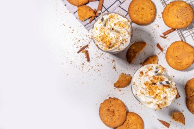 Snickerdoodle milkshake, protein içeceği veya smoothie. Sonbahar kakaolu kurabiye içeceği tarçınlı çörekler, krem şanti ve tarçınlı baharatlar, beyaz arka plan fotokopi alanı