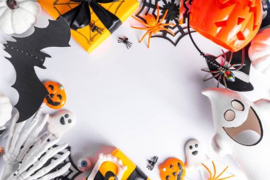 Cadılar Bayramı tebrik kartı geçmişin kutlu olsun. Düz kutular, Cadılar Bayramı sembolleri. Örümcekler, yarasalar, balkabağı, beyaz arka planda parti süslemeleri.