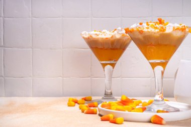 Şekerli mısır martini içeceği. Tatlı ve tuzlu balkabağı karamelli kokteyl, şekerli mısır tatlısı, kopyalama alanı
