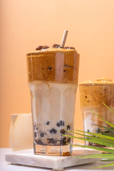 ダルゴナ コーヒー 流行のアジアのラテ朝の飲み物でホイップインスタントコーヒーとタピオカパールボール 夏のタイのバブルカクテルグラス日当たりの良い背景 — ストック写真