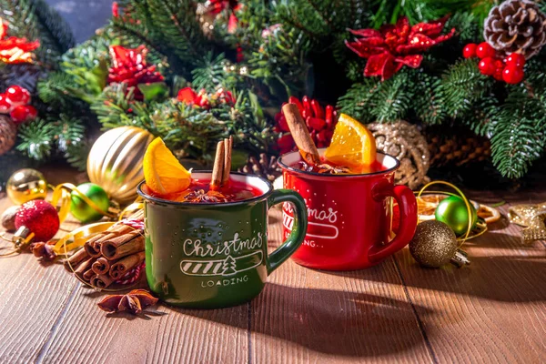 Weihnachtlicher Winter Glühweintrunk Klassischer Glühweincocktail Mit Orangenscheibe Zimt Gewürzen Weihnachten — Stockfoto