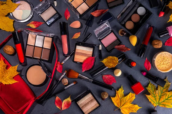 Herfst Make Gezet Zwarte Tafel Achtergrond Met Herfst Bladeren Schoonheid — Stockfoto