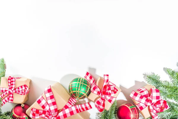 Sfondo Natale Con Scatole Regalo Artigianali Rami Abete Palla Albero — Foto Stock