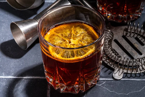 Σκληρό Αλκοολούχο Ποτό Γαρνιτούρα Πορτοκαλιού Κοκτέιλ Negroni Αποξηραμένο Πορτοκάλι Και — Φωτογραφία Αρχείου