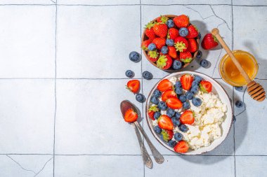 Çilekli süzme peynir. Bir kase süzme peynirli çilek, yabanmersini, yüksek proteinli yaz sağlıklı kahvaltı veya öğle yemeği, kopyalama alanı