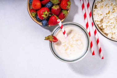 Süzme peynirli milkshake, protein içermeyen yüksek proteinli toz yoğurt., 