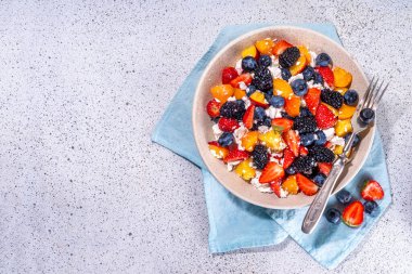 Yaz meyvesi ve süzme peynirli çilek salatası. Kahvaltılık ya da öğle yemeği salatası dilimlenmiş meyve, yabanmersini, çilek, böğürtlen ve yüksek proteinli peynir soslu.