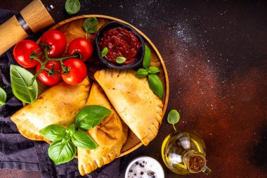 Ev yapımı börek, etli ve sebzeli hamur işleri. İtalyan calzone kapalı pizza, Meksika böreği, Karaim Ukrayna turtası. Ev yapımı domates sosu, fesleğen, yeşil ve baharatlı.