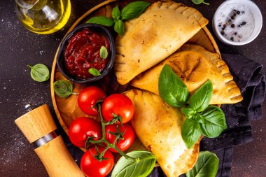 Ev yapımı börek, etli ve sebzeli hamur işleri. İtalyan calzone kapalı pizza, Meksika böreği, Karaim Ukrayna turtası. Ev yapımı domates sosu, fesleğen, yeşil ve baharatlı.