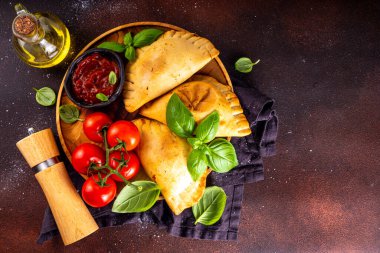 Ev yapımı börek, etli ve sebzeli hamur işleri. İtalyan calzone kapalı pizza, Meksika böreği, Karaim Ukrayna turtası. Ev yapımı domates sosu, fesleğen, yeşil ve baharatlı.