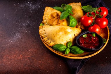 Ev yapımı börek, etli ve sebzeli hamur işleri. İtalyan calzone kapalı pizza, Meksika böreği, Karaim Ukrayna turtası. Ev yapımı domates sosu, fesleğen, yeşil ve baharatlı.