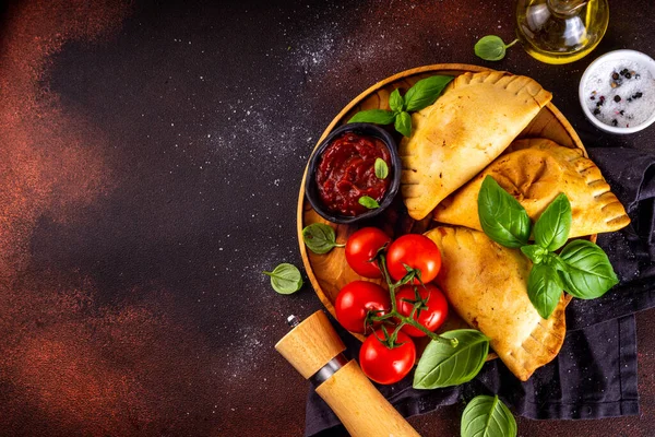 Zelfgemaakte Pasteitjes Gebakken Gebak Met Vlees Groenten Italiaanse Calzone Gesloten — Stockfoto