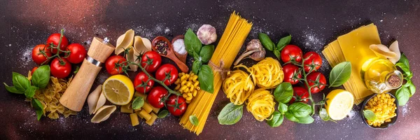Diverse Pasta Met Kruiden Ingrediënten Voor Het Koken Bereiden Diner — Stockfoto