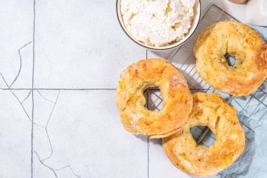 Süzme peynirli simit. Moda peynir pişirme, süzme peynirli ekmek halkaları ve parmesanlı, lezzetli, şekersiz peynirli, peynirli çörekler. 