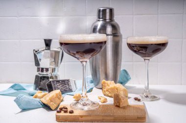 Parmesan peynirli Espresso Martini Kokteyli, krem şantili martini bardağı ve rendelenmiş parmesan