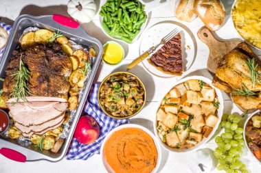 Geleneksel Şükran Günü yemeğiyle birlikte Şükran Günü sofrası. Tavuk, patates püresi, taze fasulye, cevizli turta, fırında domuz eti, peynirli makarna, dolma, modern sert, güneşli, yassı bir ev.