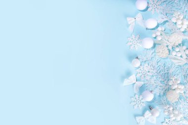 Beyaz ve mavi Noel geçmişi, Beyaz Noel konsepti. Mutlu Noeller, yeni yıl tebrik kartı, çerçeve, pankart. Noel. Şenlikli beyaz dallar, dekor, süsler, mavi arkaplan görünümü