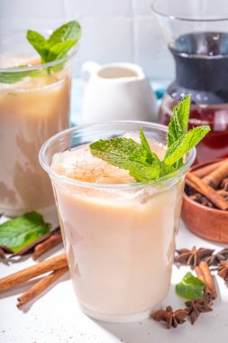 Tayland buzlu çayı, Asya Hint masala baharatları sütsüz Hindistan cevizi kremalı süt, buz küpleri ve nane yaprakları, kopyalama alanı.
