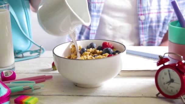 Desayuno Saludable Nutritivo Para Los Niños Escuela Con Frutas Frescas — Vídeo de stock