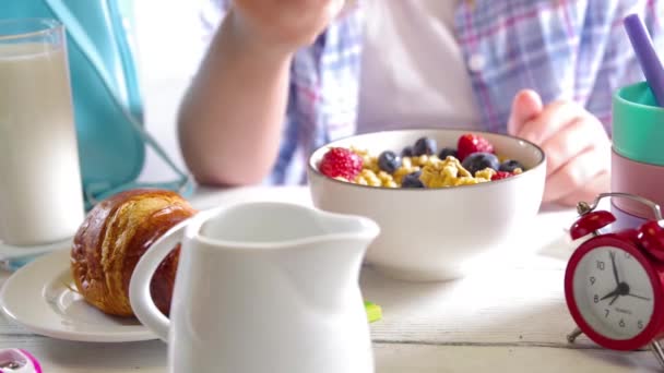 Hälsosam Näringsrik Morgonfrukost För Skolbarn Med Färsk Frukt Grönsaker Croissant — Stockvideo