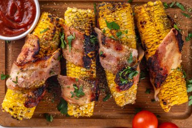 Pastırma, mısır ızgarası, Güney Amerika, Meksika bbq yemek tarifi, beyaz fayanslı soslar.