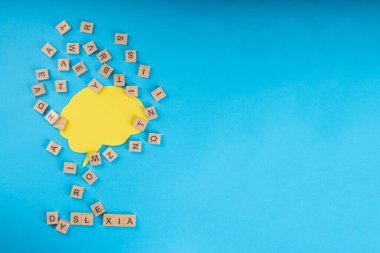 Disleksi konsepti, hızlı okuma zorluğu, kelimeler yazma, eğitim öğrenme, ilkokul öğrencileri, karışık harfler ve yazma disleksisiyle ilgili beyin özeti