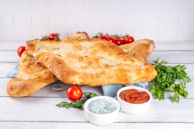 Shotis puri, el yapımı Gürcistan ekmeği lavaş, yerel Kafkas Orta Asya yemeği, fırında Shoti ekmeği.