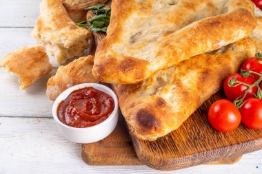 Shotis puri, el yapımı Gürcistan ekmeği lavaş, yerel Kafkas Orta Asya yemeği, fırında Shoti ekmeği.