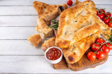 Shotis puri, el yapımı Gürcistan ekmeği lavaş, yerel Kafkas Orta Asya yemeği, fırında Shoti ekmeği.