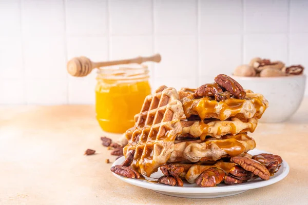 Pekan akçaağaç pekmezi, karamel soslu Belçika Waffle 'ı, ev yapımı sonbahar keki tarifi.