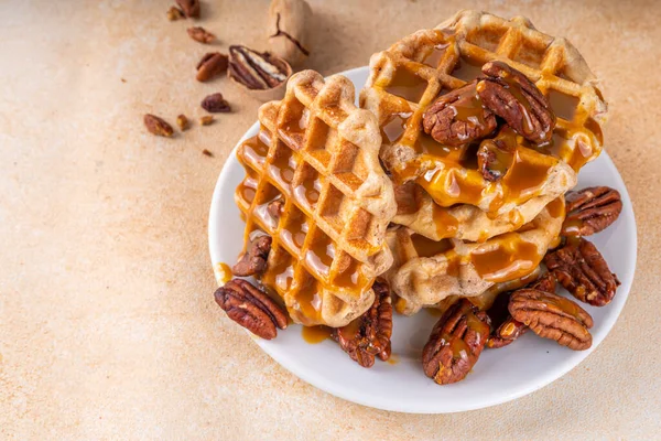 Pekan akçaağaç pekmezi, karamel soslu Belçika Waffle 'ı, ev yapımı sonbahar keki tarifi.