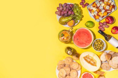 Buon Ferragosto (İtalyanca mutlu) tatil geçmişi. Yaz İtalyan hasat festivali 15 Ağustos brunch, aile partisi karpuz, kavun, üzüm, peynir, atıştırmalık, içecekler