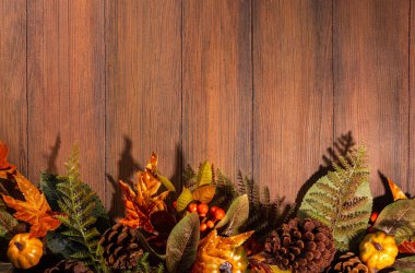 Şenlikli sonbahar dekorasyonlu arka plan. Süslü eski ahşap masa, küçük balkabakları, böğürtlenler ve yapraklar. Şükran Günü, Cadılar Bayramı, Sonbahar tatili tebrik kartı fotokopi alanı