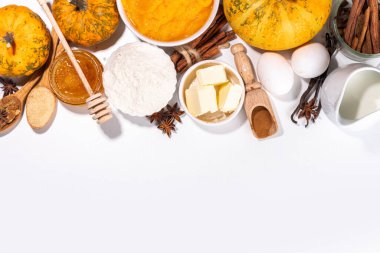 Balkabağı turtası malzemeleri - balkabağı püresi, baharatlar, tarçın, hamur malzemeleri, floue, yumurta, tereyağı, krema sütü, kopyalama alanı