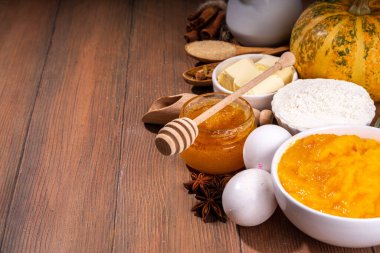 Balkabağı turtası malzemeleri - balkabağı püresi, baharatlar, tarçın, hamur malzemeleri, floue, yumurta, tereyağı, krema sütü, kopyalama alanı