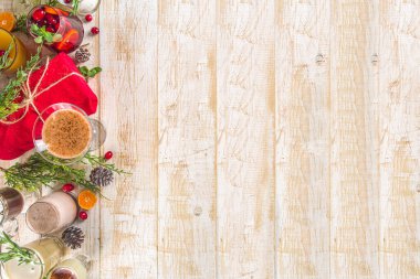 Farklı Noel ve kış içkileri seti. Noel kokteylleri, sıcak ve soğuk içecekler, rahat ahşap arka planda Xmas dekoruyla