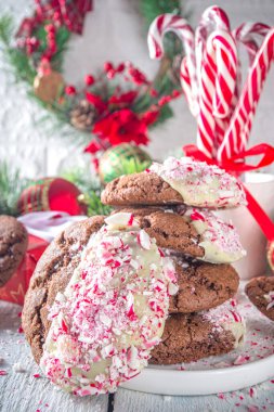 Beyaz çikolata ve şeker parçalarına batırılmış ev yapımı çikolatalı browni kurabiyeleri. Noel partisi hediyeleri ve kış tatili yemekleri için fikir.