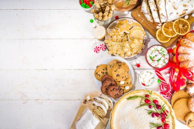 Noel malzemesi ev yapımı pişirme tatlısı. Çeşitli geleneksel Noel pastası pastası, meyveli kek, çalgı, zencefilli ekmek, bisküvi, panettone. Fırın menüsü, Noel ziyafeti davetiyesi 