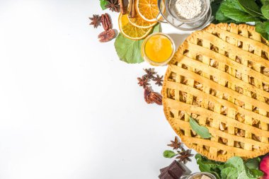  Sonbaharda elmalı turtayla pişirme arka planı. Geleneksel Amerikan elmalı turtası taze elmalar, tarçın, baharatlar, fırın malzemeleri, beyaz arka planda üst görünüm kopya alanı