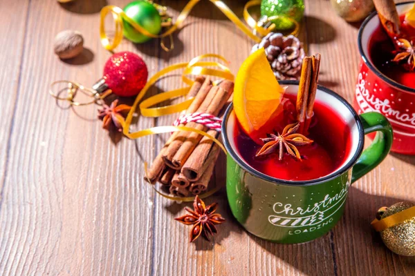 Χριστουγεννιάτικο Χειμωνιάτικο Ποτό Κλασικό Στυλ Cocktail Κόκκινο Κρασί Φέτα Πορτοκάλι — Φωτογραφία Αρχείου