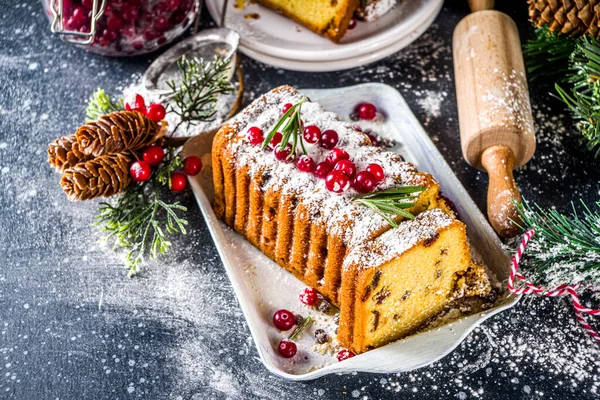 Traditionelle Weihnachtsbäckerei Festlicher Weihnachtsfruchtkuchen Mit Trockenfrüchten Likör Und Preiselbeerdekor Hausgemachte — Stockfoto