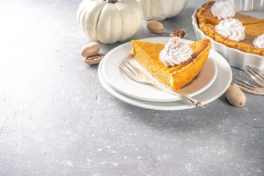 Geleneksel Sonbahar Balkabağı Turtası. Ev yapımı Amerikan balkabağı turtası üstüne krem şanti.. 