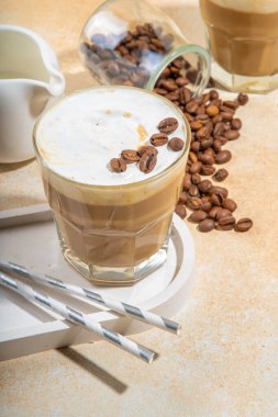 Sütlü soğuk sütlü kahve, kremalı. Köpüklü frappe, latte, cappuccino, krema arkaplanda, mesaj için yer. Yaz soğuk kahve kokteyli