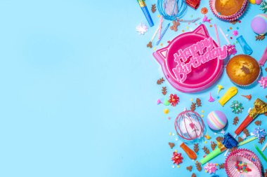 Farklı kediler, kedi mamaları, oyuncaklar, kedi ağızlığı şeklindeki kase, doğum günü pastaları, doğum günü mumları, aksesuarları. Mavi arkaplan üstü görünümünde düz çizgi